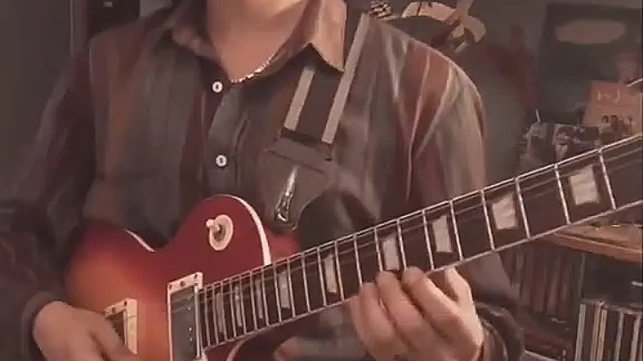 GUY PLAYS A BEAUTIFUL SONG WITH HIS GUITAR🤩🤩🤩🤩