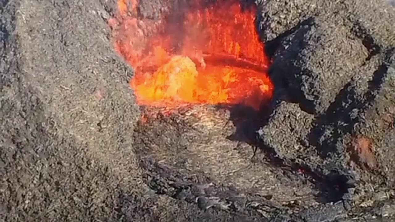 Proses Lava Meletus Dari Gunung Berapi