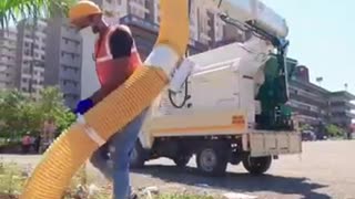 The Giant Vacuum That Eats Streets Clean!