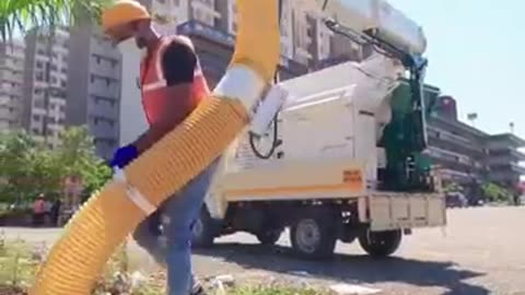 The Giant Vacuum That Eats Streets Clean!