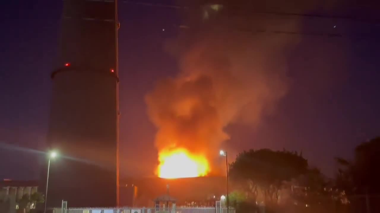 🚨 A MASSIVE Fire has now started at a Power Plant (Moss Landing) in California.