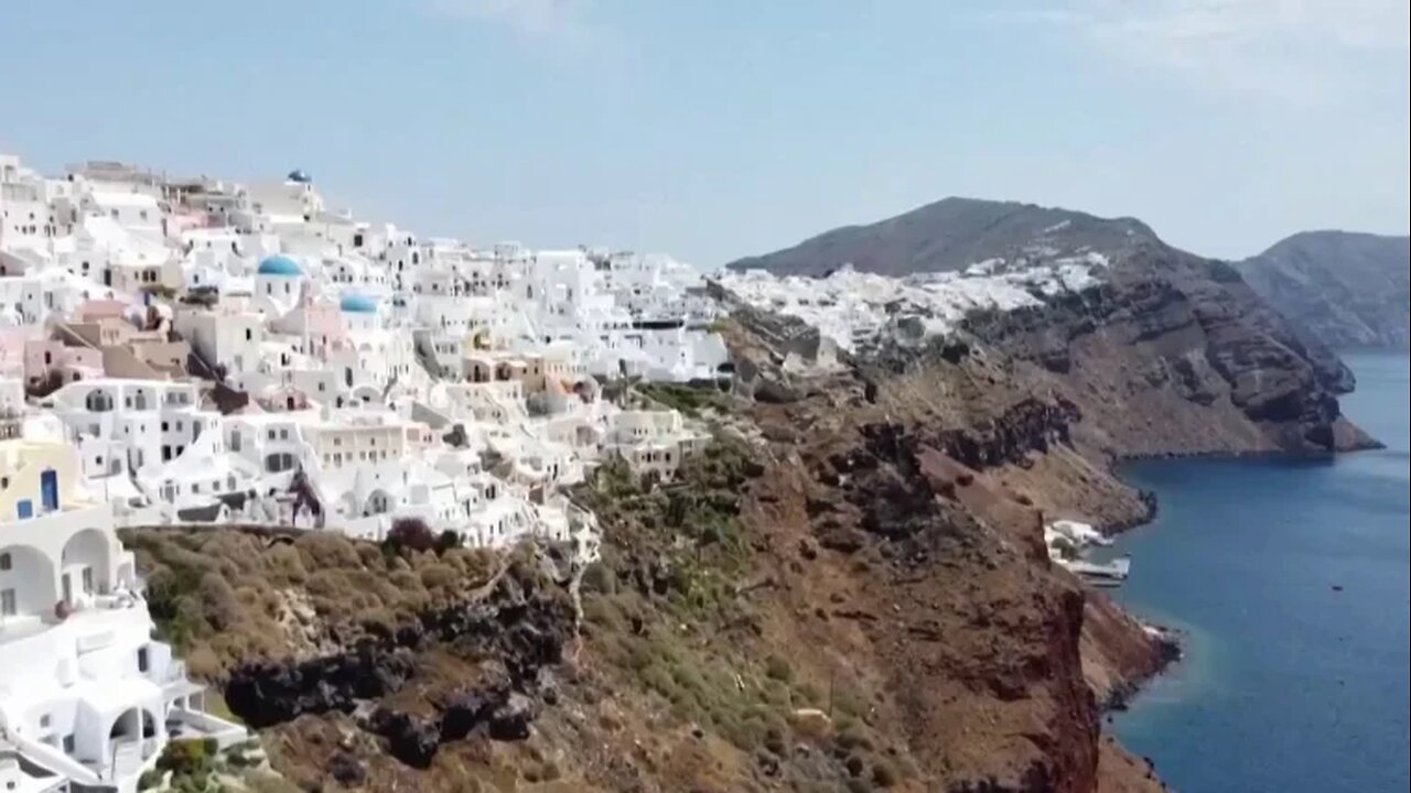 Thousands flee as earthquakes rattle Greek island of Santorini