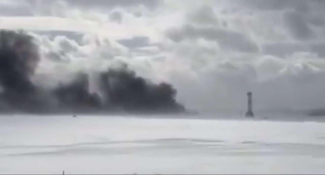 SHOCK FOOTAGE: The exact moment of the impact of Delta flight in Toronto