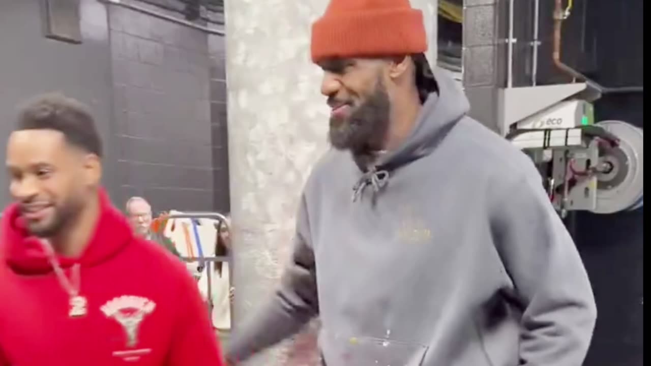 LeBron James shocks fans by posing with Eagles players after Sixers game