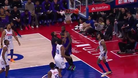 NBA - LeBron's smooth reverse opens the scoring! Lakers/Sixers is UNDERWAY