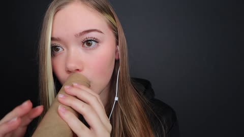 ASMR_ CARDBOARD TUBE MOUTH SOUNDS WITH TAPPING