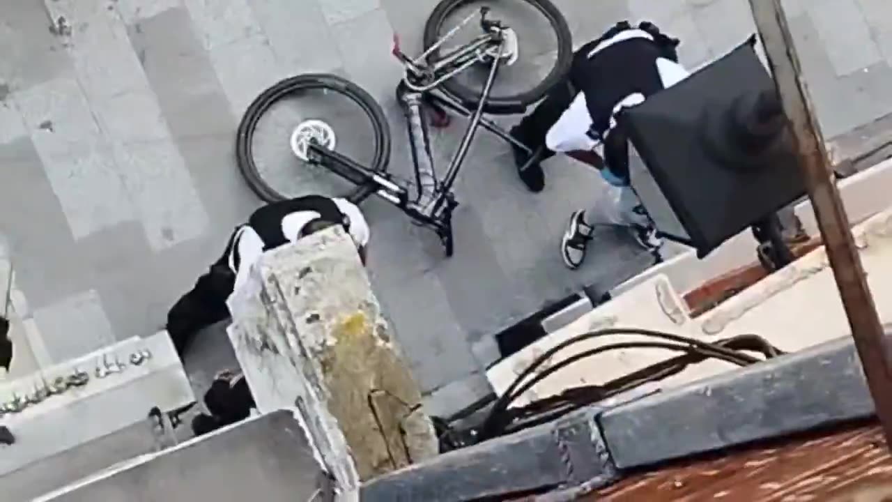 Another stop and search on kilburn high street uncovers a sword.