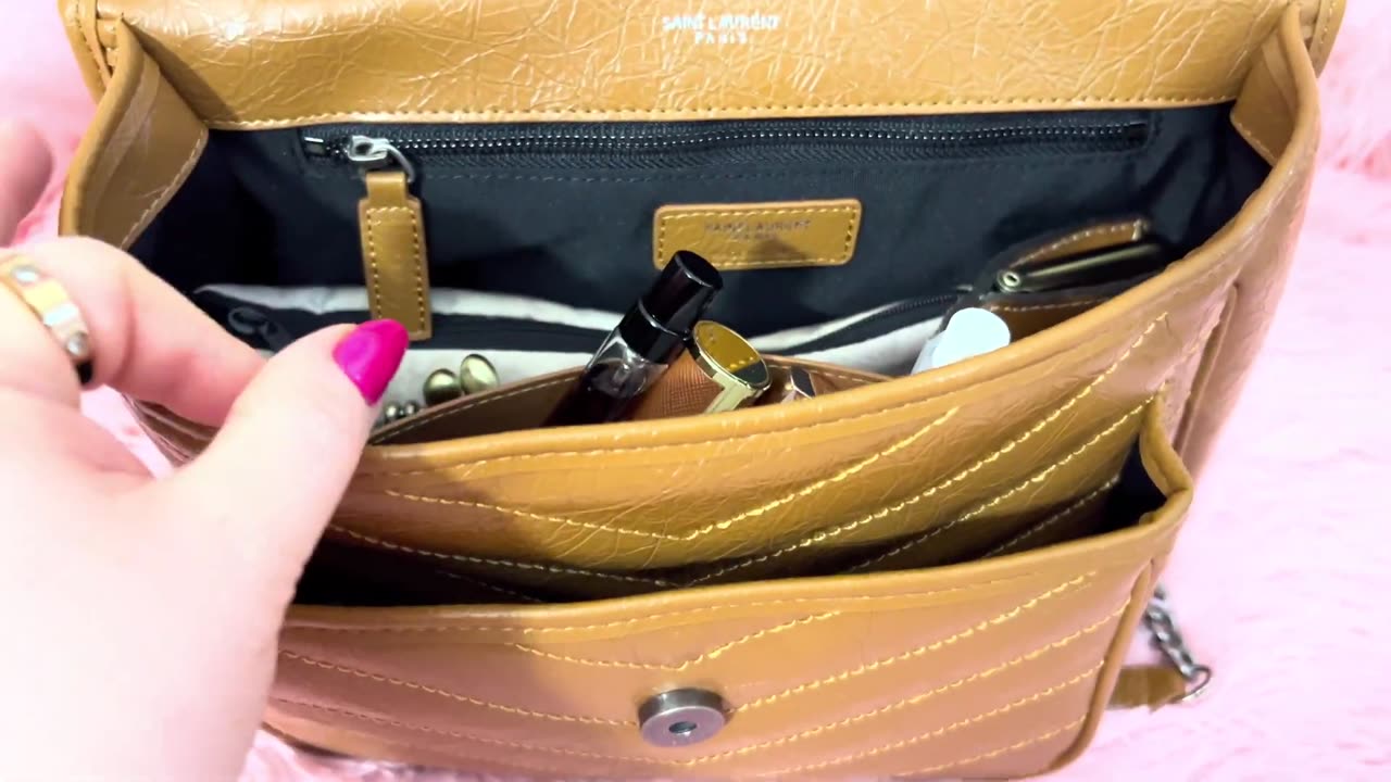 What’s in my Gorgeous Crinkled Leather Niki Bag 💼