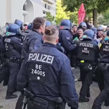 German police in Berlin are not afraid of violent Islamic mobs.