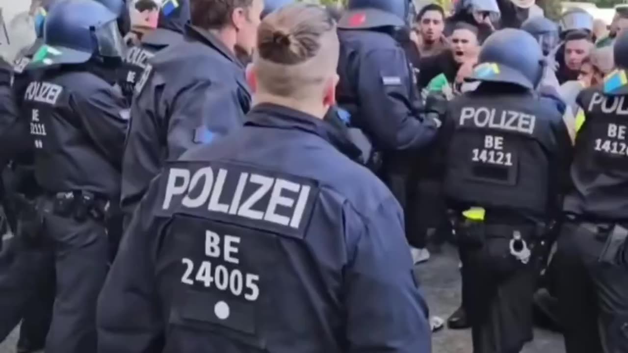 German police in Berlin are not afraid of violent Islamic mobs.