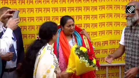 Delhi CM News _ Delhi CM Rekha Gupta Interacts With Public Outside Her Residence