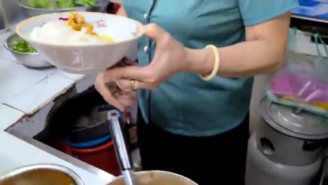 The Secret to Eating Delicious Vietnamese Street Food for Pennies in Traditional Markets!