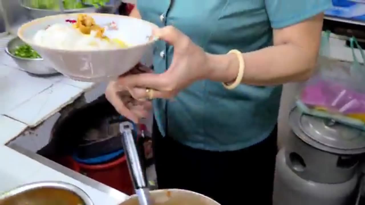 The Secret to Eating Delicious Vietnamese Street Food for Pennies in Traditional Markets!