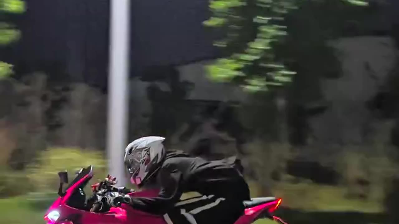 Love makes you bleed, only racing can give you wind and freedom #機車 #創意灵感 #我要上热榜 @快手粉条 @快手热门