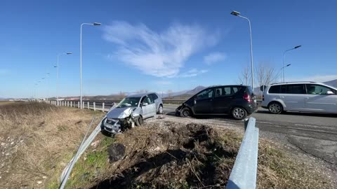 Aksident në aksin Lezhë-Shkodër, automjeti merr përpara barrierat anës rrugës