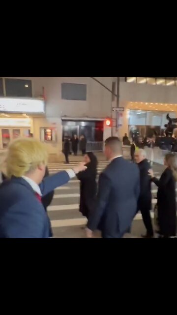 Trump impersonator mocks & heckles Robert DeNiro for supporting Kamala Harris for president.