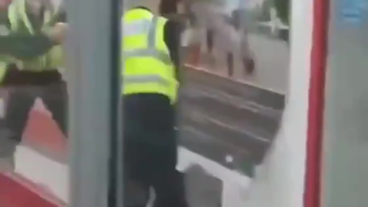 Islamist on the loose in Leeds city centre. Gets surrounded, tasted and battened