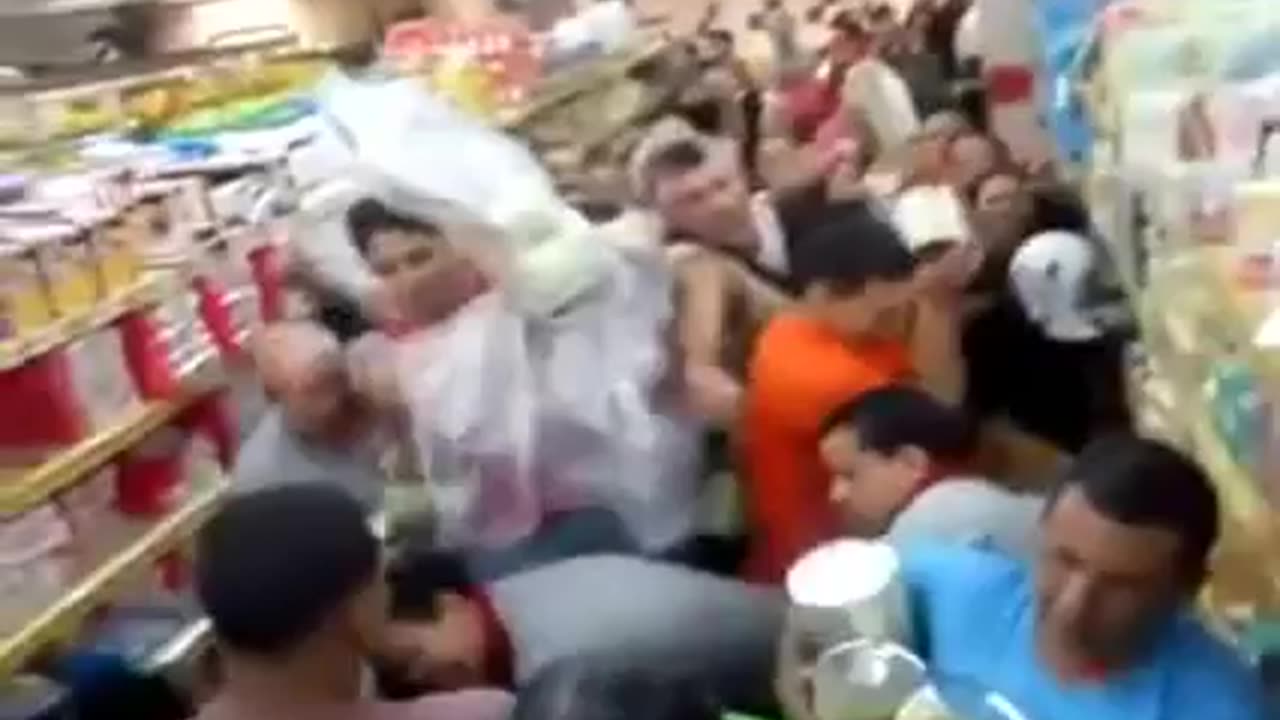 Venezolanos comprando leche, harina, papel higiénico... 2015