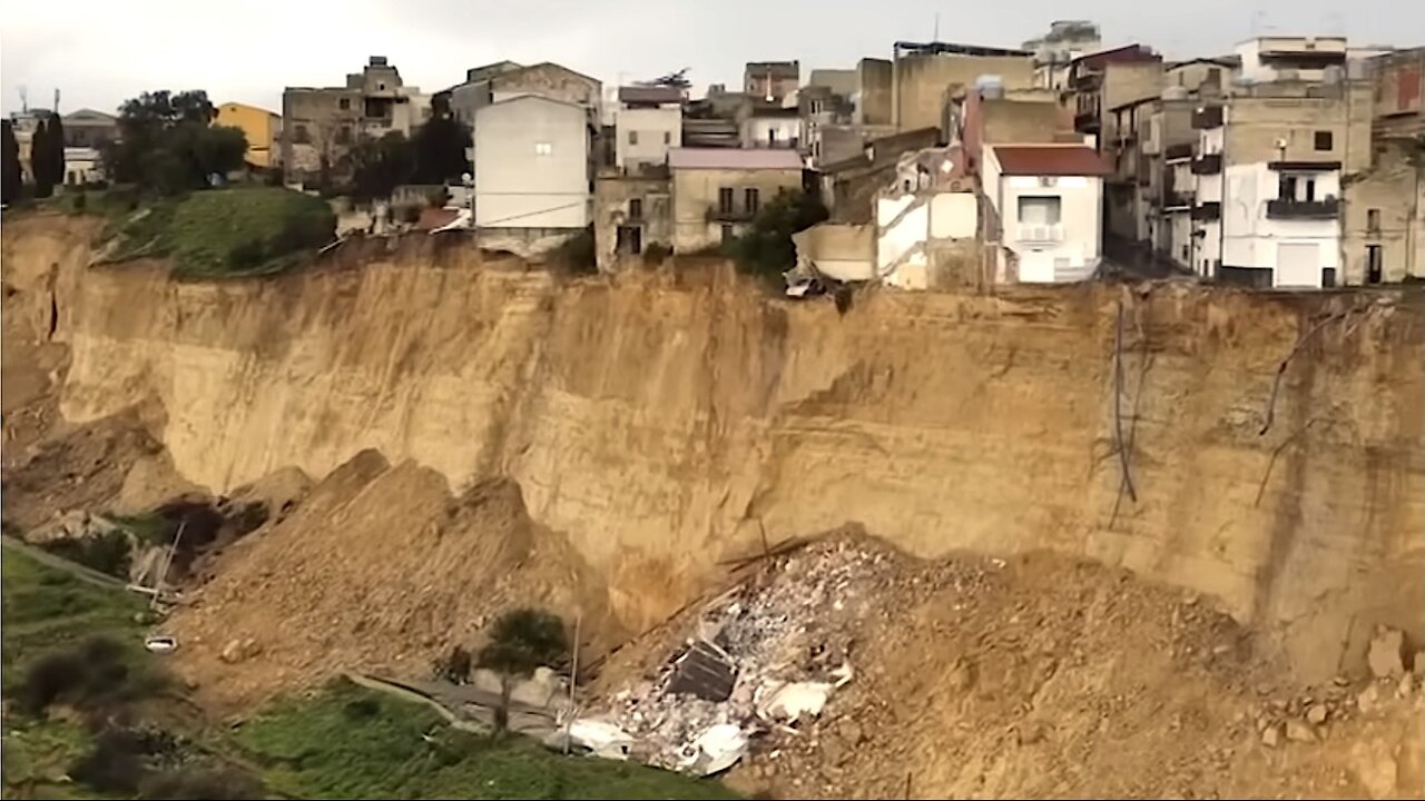 LA PAUROSA FRANA A NISCEMI - The Frightening Landslide In The Town Of Niscemi -