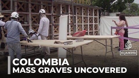 Colombia mass graves: Former soldiers help recover remains of victims