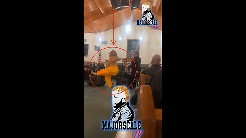 Thick lady singing at church 🫣😳👀🍑