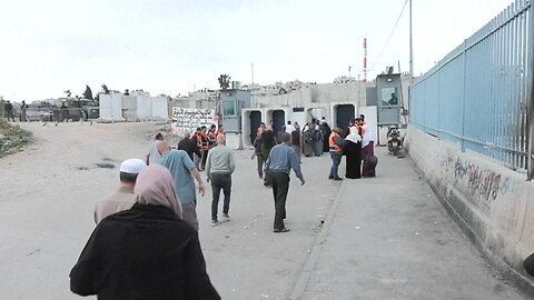 Muslim worshipers cross Israeli checkpoint on the last Friday of Ramadan