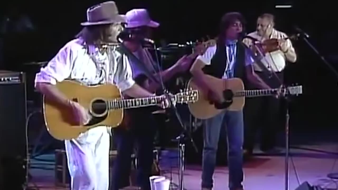 Neil Young - Heart Of Gold { Live at Farm Aid 1985 }