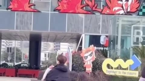 ⁉️В Китае детские коляски теперь сами едут за родителями