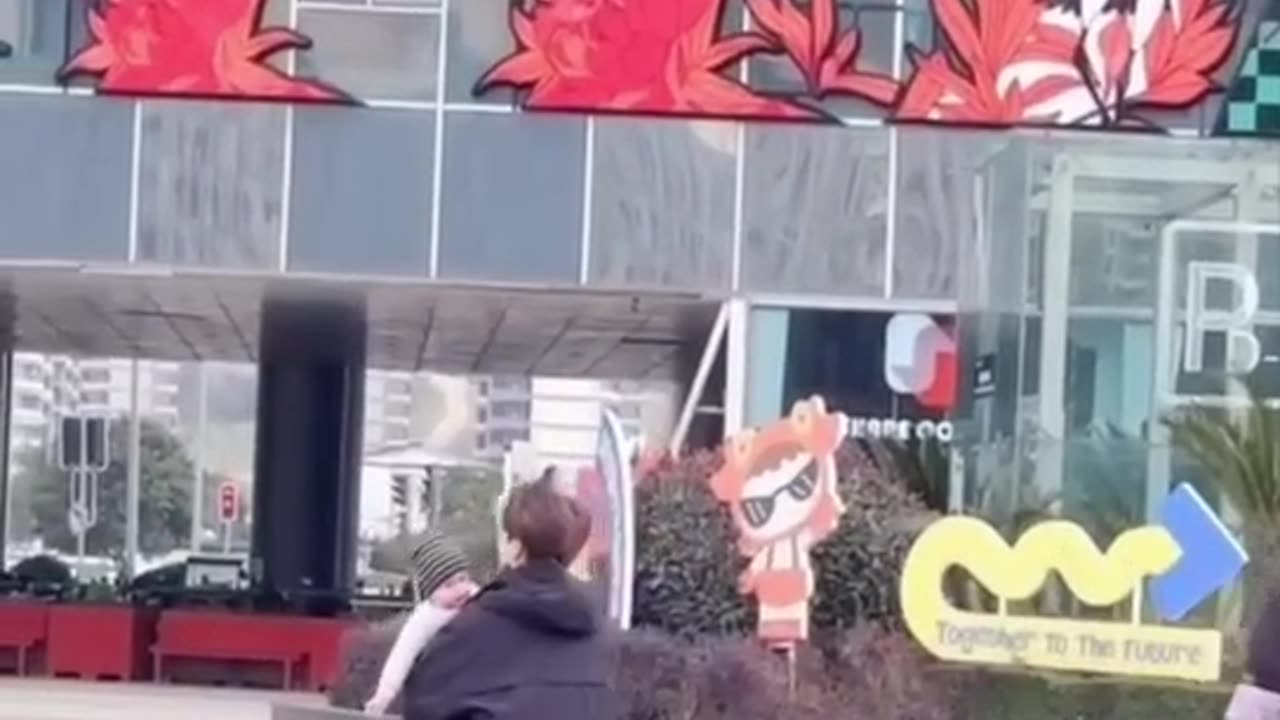 ⁉️В Китае детские коляски теперь сами едут за родителями