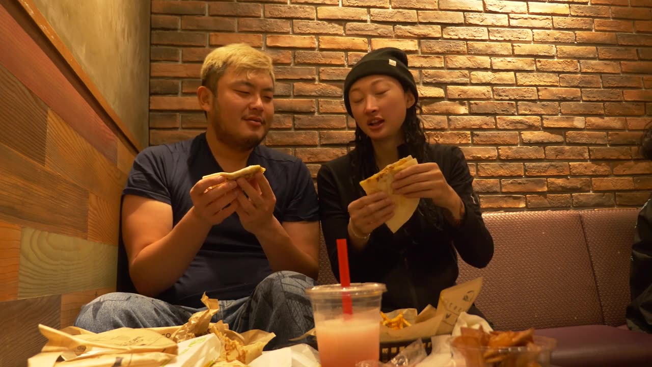 Americans Try Taco Bell In Japan