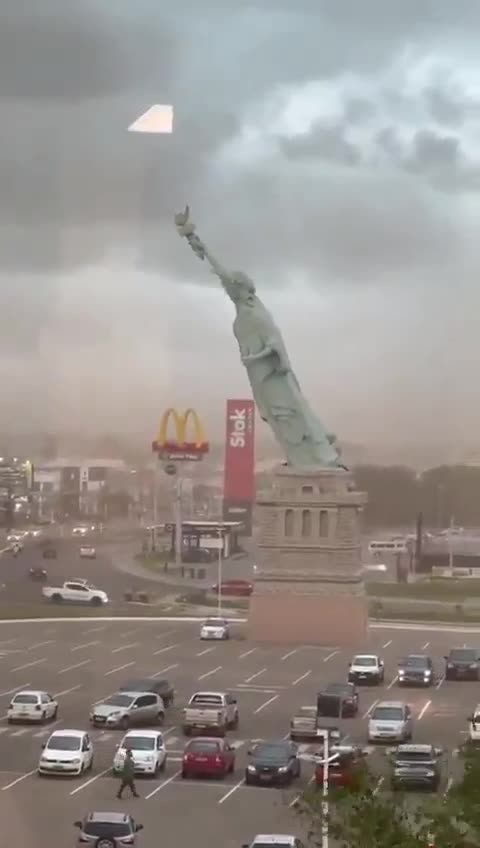 Brazil: Momenti kur Statuja e Lirisë shembet për shkak të erërave të forta