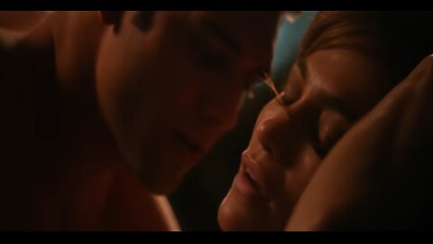 Austin Butler & Zoë Kravitz HOT Kissing Scene - CAUGHT STEALING Clip (2025)