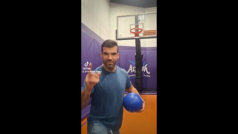 Send it in Jerome!! #slamdunk #dunkcontest #dunks #trampolinepark #trampoline