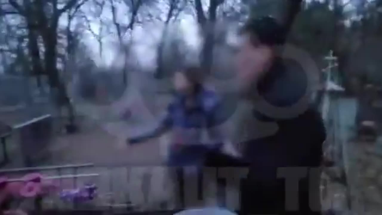 Ndodh edhe kjo! Një grua në Kirgistan gropos 43 mijë dollar në një varrezë, arsyeja…