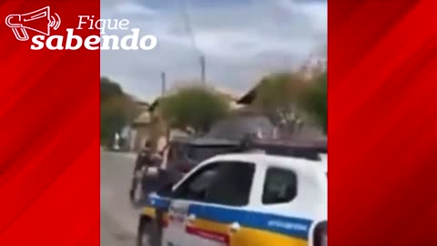 idoso se pendura em carro para evitar roubo