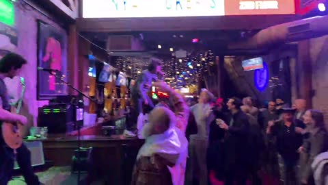 NASHVILLE TN LIVE BROADWAY STREET / PEOPLE WATCHING / BANDS WATCHING / BARS