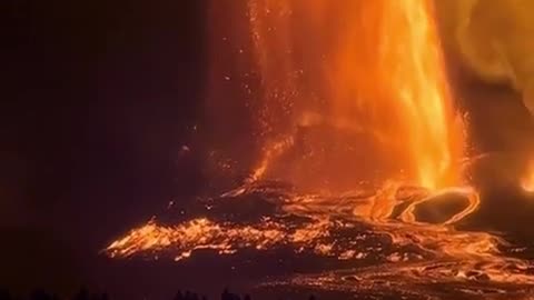 🌋😮 Watch The Breathtaking Eruption Of A Double Lava Fountain In Hawaii! | FeedMyCuriosity