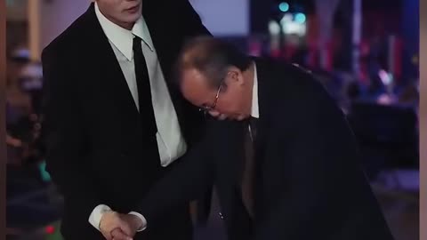 Chàng trai k=ết h=ôn chớp nhoáng với cô gái lạ