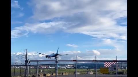 I Can't Believe #B777 Low Pass #Aviation #Fly #AeroArduino