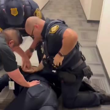 Thượng nghị sĩ đảng Dân chủ Hoa Kỳ Alex Padilla vừa bị quật ngã xuống đất và còng tay 🔥