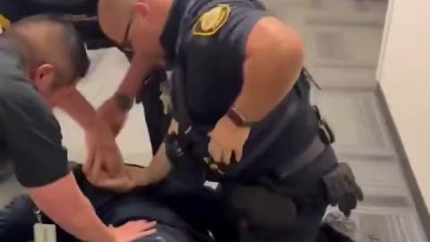 Thượng nghị sĩ đảng Dân chủ Hoa Kỳ Alex Padilla vừa bị quật ngã xuống đất và còng tay 🔥