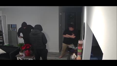 Canada, Calgary: couple beaten, pepper spray, & nearly robbed