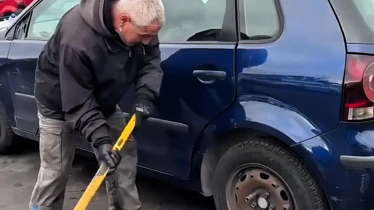 MAN HITS THE WRONG PLACE IN THE CAR😱😱😱😱