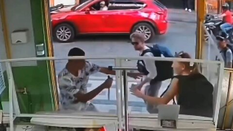 Un ladrón ataca a una mujer y esto es lo que hizo su pareja