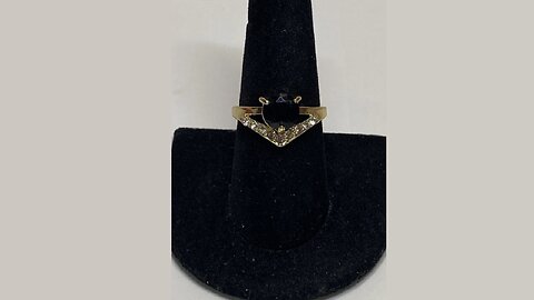 Round Center Black Onyx Gemstone w/ V-Shaped Clear Mini-Gemstones on Gold-Tone RING Size 8.5