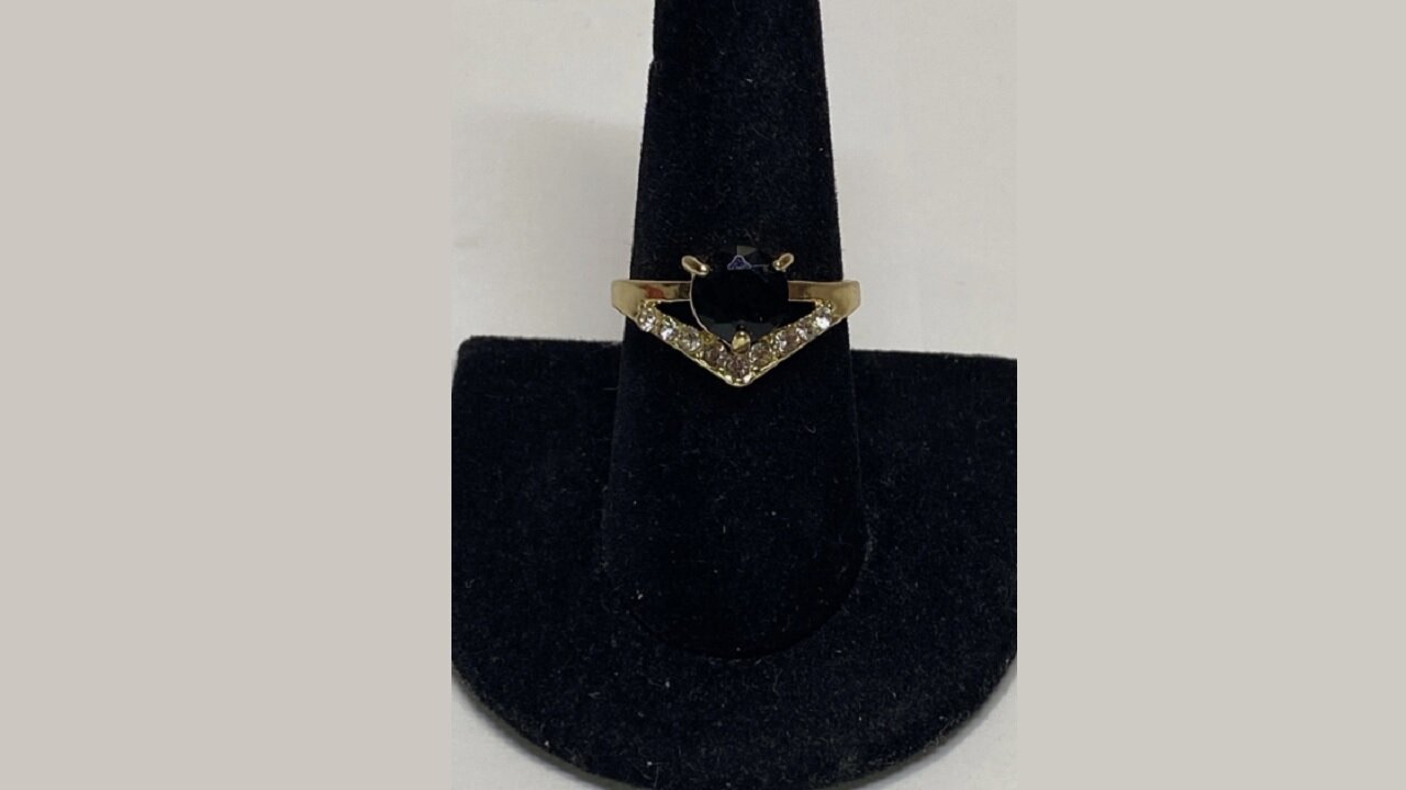Round Center Black Onyx Gemstone w/ V-Shaped Clear Mini-Gemstones on Gold-Tone RING Size 8.5