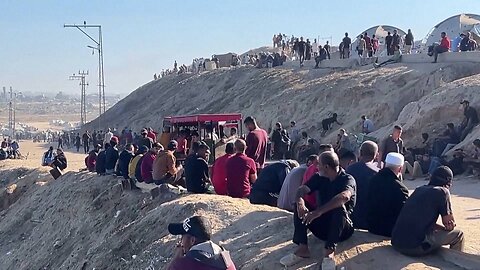 I palestinesi sfollati nella parte centrale di Gaza attendono di poter tornare a casa