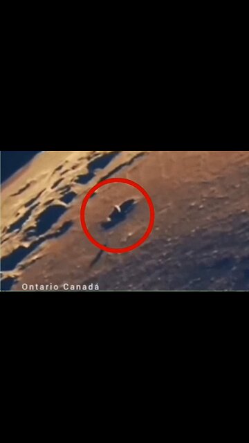 Ein Astronom traut seinen Augen nicht als er mit dem Teleskop ein Raumschiff in einem Krater filmt