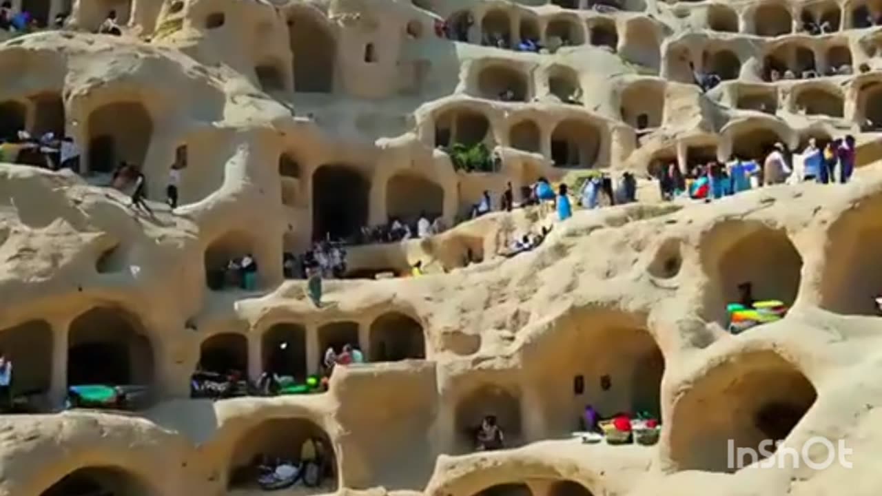پہاڑ کے اندر بسا حیرت انگیز گاؤں | Amazing Cave Village"