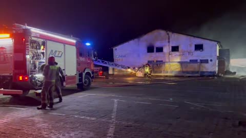 PILNE: Obecnie trwa akcja gaśnicza hali przy ul. Portowej w Słupsku.
